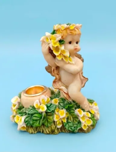 Lindo castiçal decorativo em resina com querubim e detalhes de flores copo-de-leite