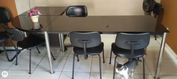 mesa de escritório com vidro fumê de 1 cm, em L, com gaveteiro sem arranhão.