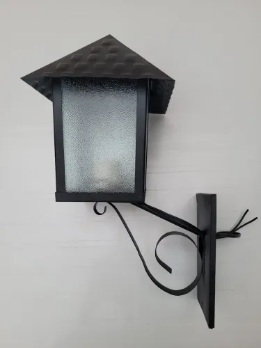 Luminária colonial vintage de parede externa em metal/vidro texturizado