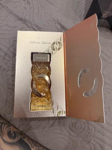 perfume NYRA árabe