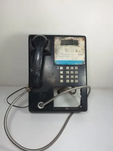 Telefone orelhão antigo parte frontal