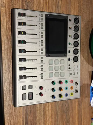 Gravador Zoom PodTrak P8 de Áudio com 6 Canais para Podcast