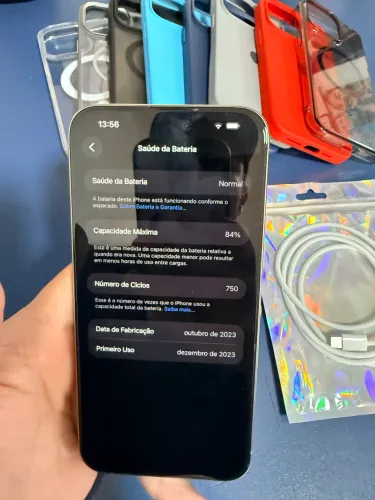iPhone 15 pro Max bateria 84% c 9 capas