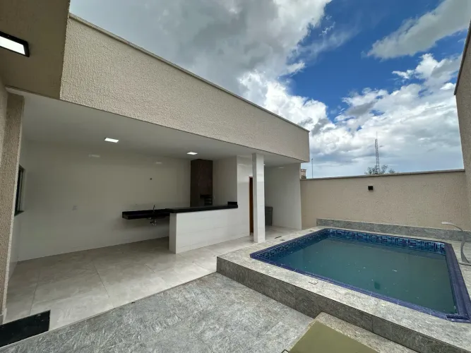 Casa à venda na Vila Brasília 3 Suítes com Piscina