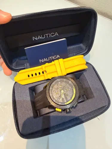Relógio Náutica original com pulseira extra na cor amarela.