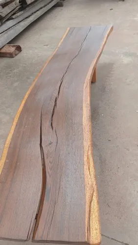 Banco grande de madeira resinado fino acabamento, exclusivo.