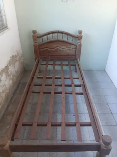 Cama de madeira rústica de solteiro