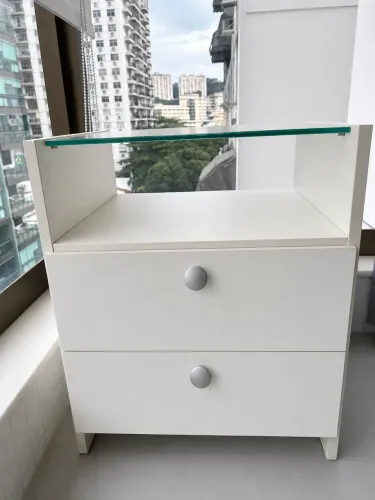 Mesinha de Cabeceira Branca com Tampo de Vidro - 2 Gavetas