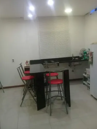 Bancada mármore com pia.
