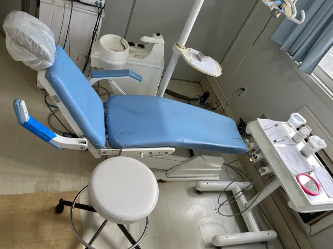 Cadeira completa de dentista com o banco, mesa completa com aparelhagem, cuspideira.
