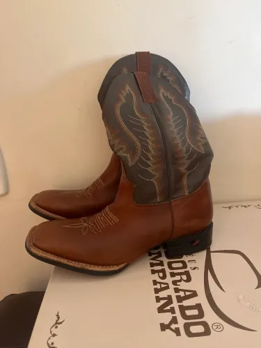Bota de couro semi nova