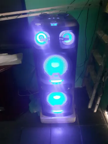 Vendo uma caixa de som pulse com controle remoto funciona na eletricidade tem 2200 RMS