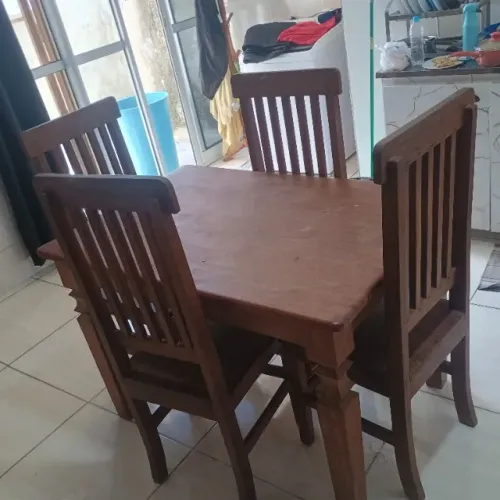 Vendo mesa de madeira Angelin de 4 cadeiras, medindo 90 por 1,20