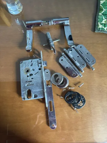 Kit Fechadura Completa em Ferro Maciço Cromado + 3 Dobradiças e Chave