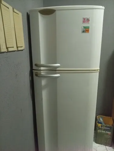 VENDE-SE GELADEIRA FROST FREE termostato quebrado.