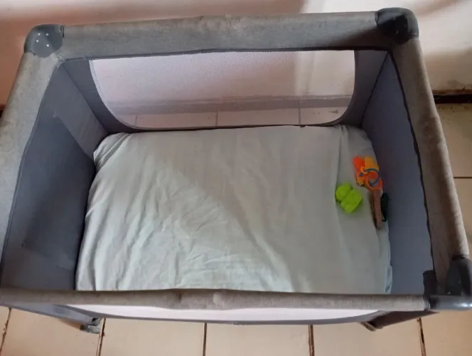 Vendo berço portátil na cor cinza, observação: colchão não incluso..... Valor: 400$