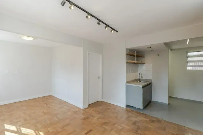 Excelente apartamento de 3 dormitórios transformado em 2, com vaga coberta, no bairro Bela