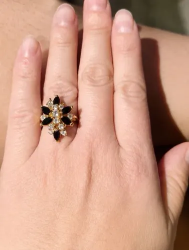 Anel folheado a ouro floral pedras negras