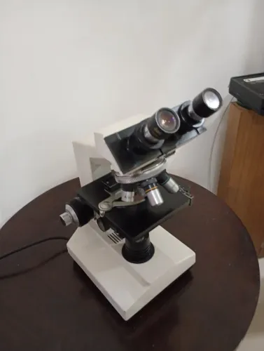 Microscópio binocular opton