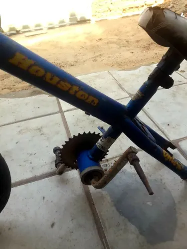 Quadro de Bicicleta Infantil - para restaurar. Contém central, guidão e calha.