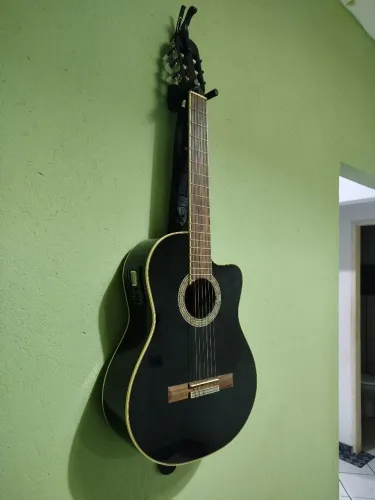 Violão elétrico com afinador, semi novo usado poucas vezes
