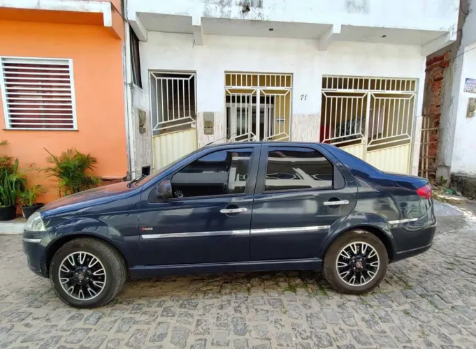 Fiat Siena Essence 1.6 Flex 16V 4P 2011
