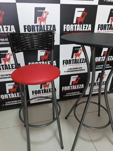 Banqueta com encosto revestido na fibra