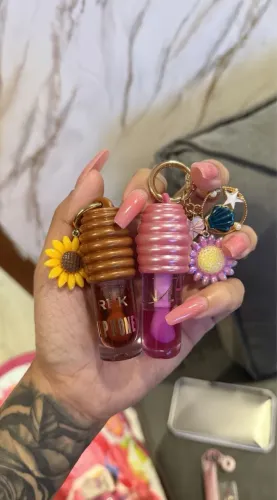 2 LIP GLOSS MEL E MORANGO COM CHAVEIROS