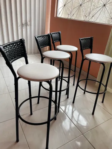 Por apenas 300 as quatro banquetas 