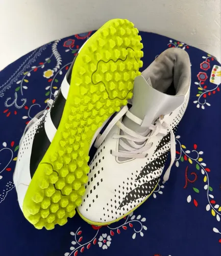 Chuteira adidas society