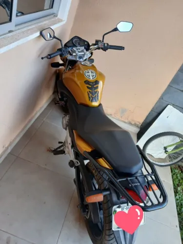 Vendo moto CB300 ano 2012 impecável,Dut branco só transferir. nco,só tra