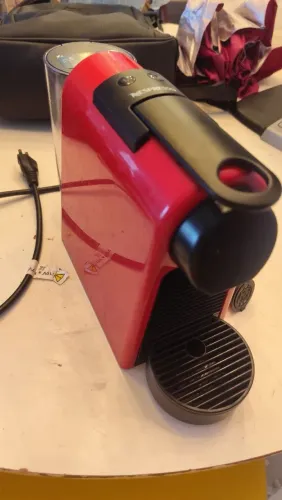 Cafeteira vermelha Nespresso Essenza Mini 110v vai com 2 cápsulas recarregável