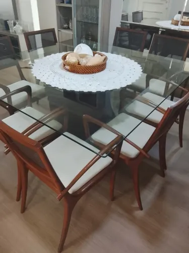 Vende-se Mesa De Jantar Em Madeira Maciça.