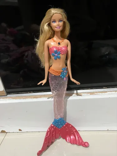 Barbie Sereia Luz e Brilho