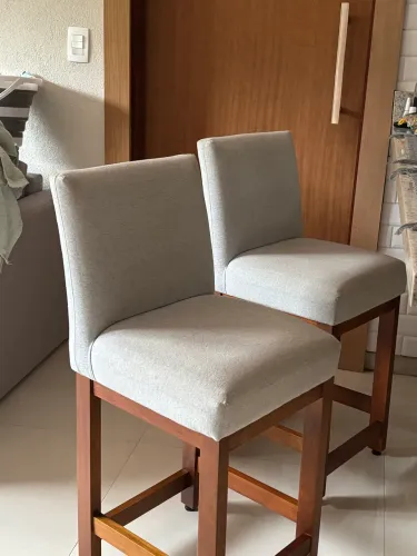 Kit banquetas estofadas de linho, estrutura em madeira - aceito cartão 