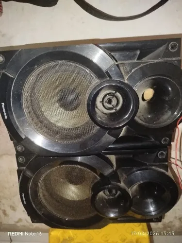 Caixas só as caixas está sem amplificador está em ótimo estado e bem alta 