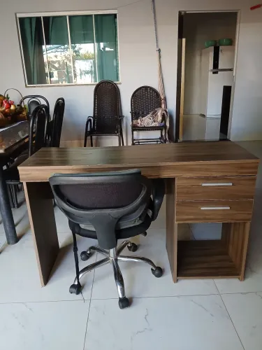Escrivaninha com cadeira de escritório