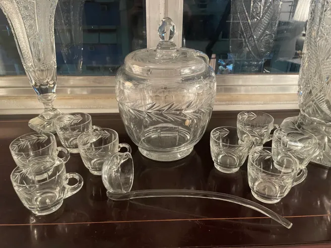 Poncheira e 8 canecas em cristal lapidado