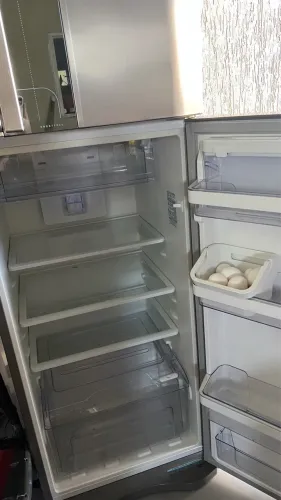 Geladeira Electrolux com saída para água, seminova