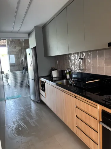 Casa completamente mobiliada em condomínio com piscina