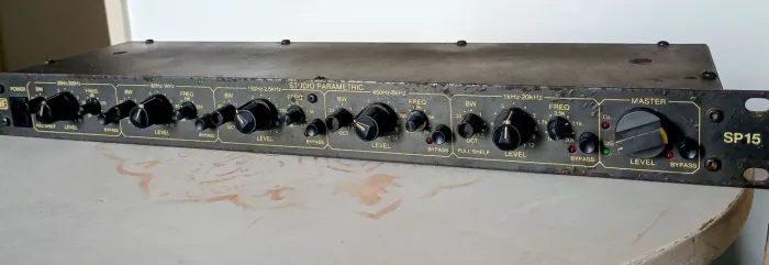 Equalizador Rane SP15 paramétrico.
