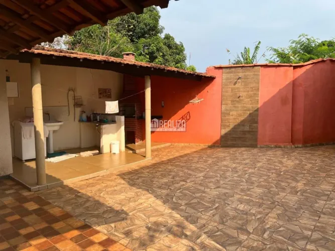 Casa de 3 dormitórios com churrasqueira e portão eletrônico em Lot. Maria da Conceicao, Ig