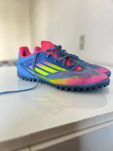 Chuteira adidas society