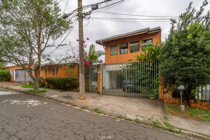 Casa para venda em Jardim Lumen Christi com 3 quartos, sendo 1 suíte, 212m²