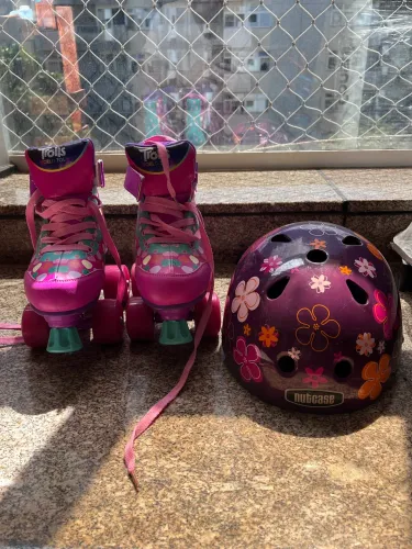 Patins e capacete 