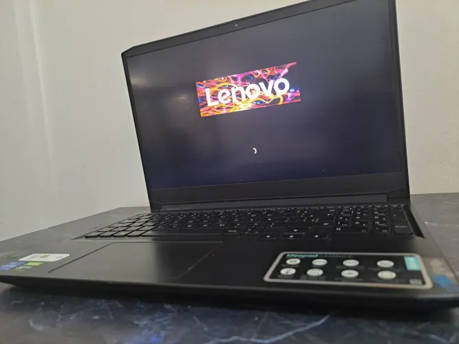 Vendo notebook gamer, Com memória extra de 8gb de Ram, e com suporte de apoio.