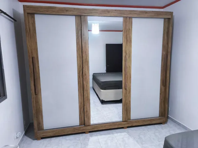 GUARDA-ROUPA DE MDF COM ESPELHO ? ÓTIMO ESTADO DE CONSERVAÇÃO