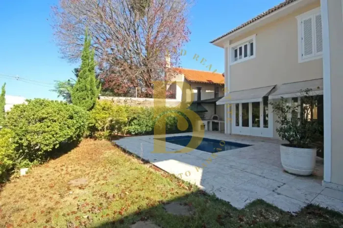 Casa espaçosa, 4 quartos sendo 4 suítes à venda no bairro Cidade Jardim.