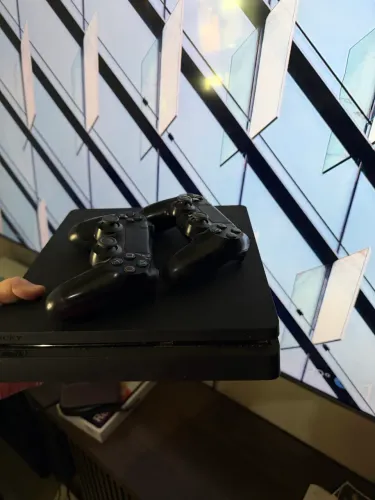 Ps4 500GB slim 2 controles