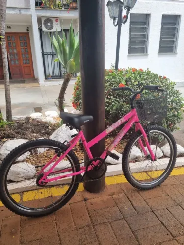 BICICLETA GTS BARBIE ARO 24 - COM CESTINHA - POUCO USO !!